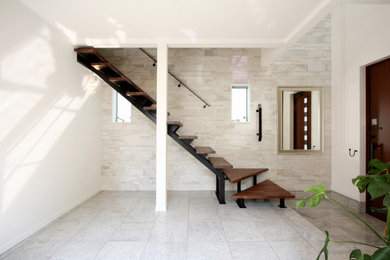 Foto de hall blanco minimalista de tamaño medio con paredes blancas, suelo de mármol, puerta simple, puerta de madera oscura, suelo gris, papel pintado y papel pintado