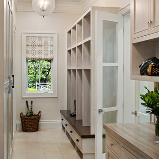 サンフランシスコのトランジショナルスタイルのおしゃれなマッドルーム (御影石の床、白い壁) の写真