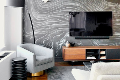 Foto de salón con barra de bar tipo loft minimalista extra grande con paredes grises, suelo de madera en tonos medios, televisor colgado en la pared, suelo gris y papel pintado