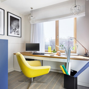 Новые идеи обустройства дома: детская в современном стиле с рабочим местом, белыми стенами, паркетным полом среднего тона и серым полом для подростка, мальчика