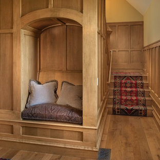 Klassisk inredning av en hall, med beige väggar och mellanmörkt trägolv