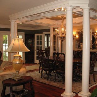 リッチモンドの広いトラディショナルスタイルのLDKの画像 (ベージュの壁、無垢フローリング)