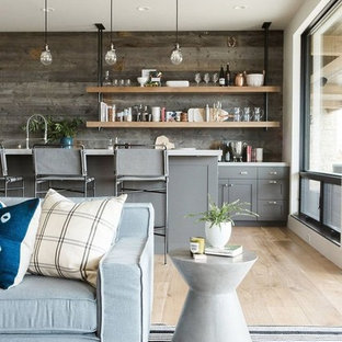 Пример оригинального дизайна интерьера: п-образный домашний бар среднего размера в стиле фьюжн с фартуком из дерева и паркетным полом среднего тона