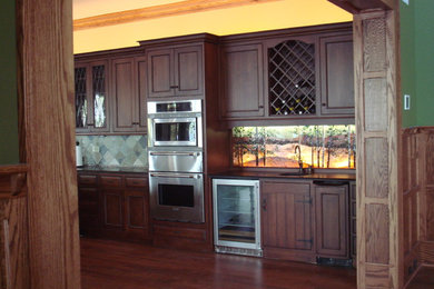 Kitchen - traditional kitchen idea in Chicago