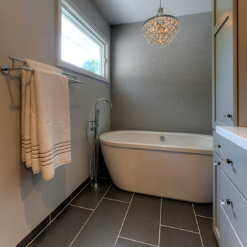 Calm andContemporary Master Bath