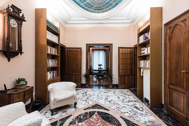 Inspiration for a traditional entryway in Milan.