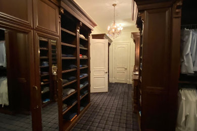 Foto de armario y vestidor tradicional con armarios con paneles con relieve, puertas de armario blancas, suelo de mármol y suelo blanco