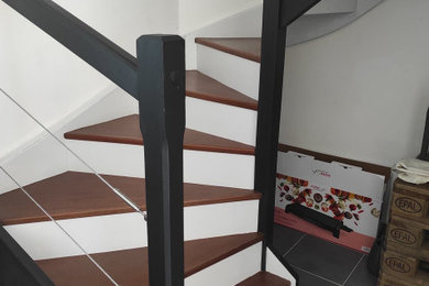 Cette photo montre un escalier peint industriel en U de taille moyenne avec des marches en bois et un garde-corps en câble.