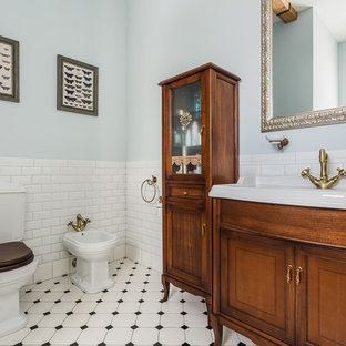 Badezimmer mit Bidet und freigelegten Dachbalken Ideen, Design & Bilder