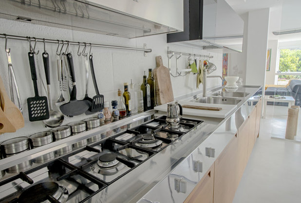 Модернизм Кухня by Maria Aloisi