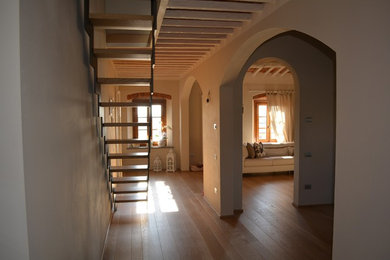 Ejemplo de diseño residencial romántico de tamaño medio