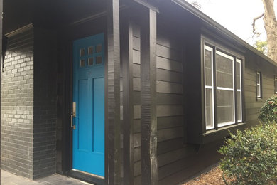 シャーロットにあるモダンスタイルのおしゃれな玄関ドア (青いドア) の写真