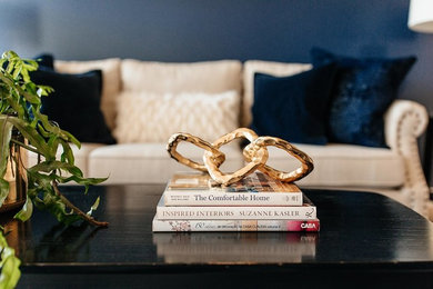 Photo of a transitional living room in Chicago.