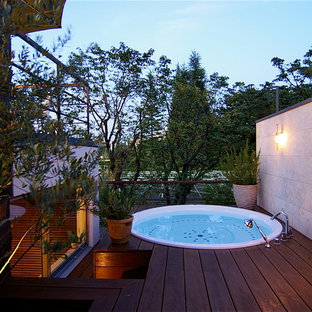 東京23区のモダンスタイルのおしゃれなテラス・中庭 (デッキ材舗装、日よけなし) の写真