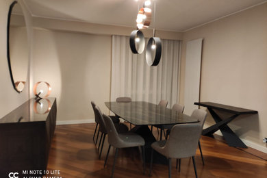 Cette photo montre une grande salle à manger ouverte sur la cuisine moderne avec un mur beige, parquet foncé, aucune cheminée et un sol marron.