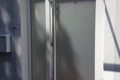 Mittelgroße Klassische Haustür mit Einzeltür und weißer Haustür in München