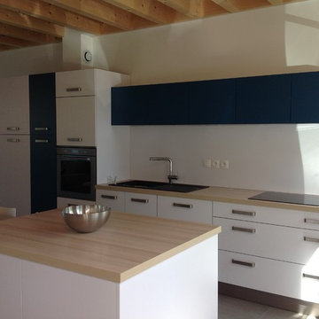 Cuisine Moderne blanche, bois clair et touche de bleu