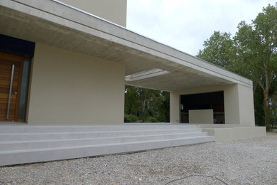 Idée de décoration pour un porche d'entrée de maison design avec une cuisine d'été.