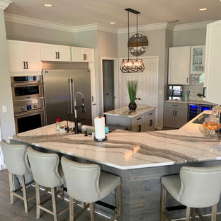 Esempio di una cucina minimal di medie dimensioni con lavello stile country, ante in stile shaker, ante bianche, top in quarzo composito, paraspruzzi bianco, paraspruzzi con piastrelle in ceramica, elettrodomestici in acciaio inossidabile, pavimento in vinile, pavimento grigio e top grigio