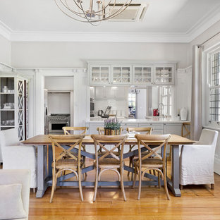 ウロンゴンの中サイズのカントリー風 LDKの画像 (白い壁、淡色無垢フローリング、暖炉なし、ベージュの床)