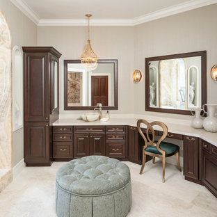Inspiration för stora klassiska beige en-suite badrum, med luckor med upphöjd panel, skåp i mörkt trä, ett undermonterat badkar, en kantlös dusch, en bidé, beige kakel, stenhäll, beige väggar, marmorgolv, ett fristående handfat, marmorbänkskiva, beiget golv och dusch med gångjärnsdörr