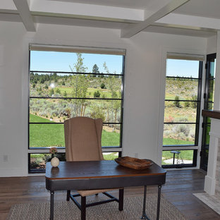 Cette photo montre un bureau nature de taille moyenne avec un mur blanc, un sol en bois brun, une cheminée standard, un manteau de cheminée en brique, un bureau indépendant et un sol marron.