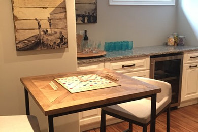 Example of a mid-sized trendy home bar design in Toronto