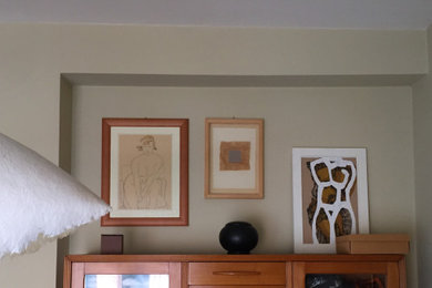 Idee per una camera matrimoniale con pareti beige e parquet chiaro