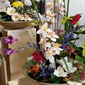In store pre-designed Arrangements...125 in stock or designed for you @ accentSi