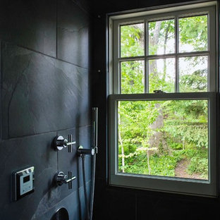 Foto di una stanza da bagno padronale moderna di medie dimensioni con ante lisce, ante in legno scuro, vasca da incasso, doccia alcova, pareti bianche, pavimento in ardesia, lavabo a bacinella, top in saponaria, pavimento grigio e porta doccia a battente