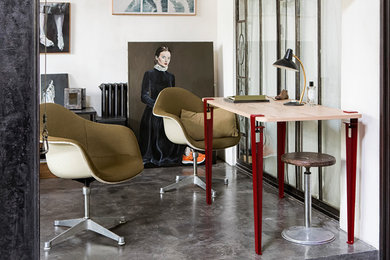Inspiration for an industrial home office in Paris.