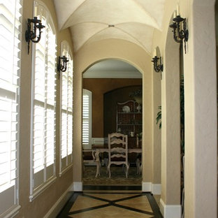 Inspiration för klassiska hallar, med beige väggar och flerfärgat golv