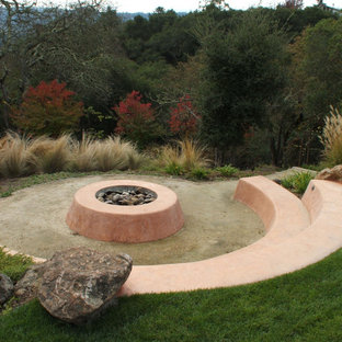 サンフランシスコのサンタフェスタイルのおしゃれな家の外観の写真