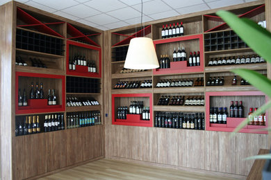 Foto di un ampio angolo bar con lavandino minimal con ante in legno scuro e pavimento in legno massello medio