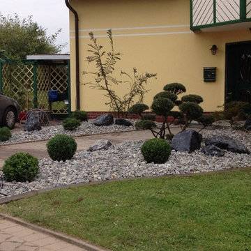 Moderner Vorgarten mit Kiesbeet und Bonsai