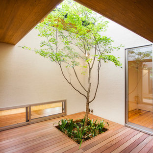 他の地域の中サイズの和風のおしゃれな中庭のテラス (デッキ材舗装、日よけなし) の写真