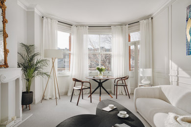 Exempel på ett mellanstort eklektiskt separat vardagsrum, med ett finrum, vita väggar, heltäckningsmatta och grått golv