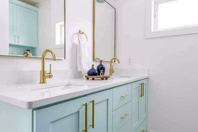 Diseño de cuarto de baño doble minimalista con puertas de armario blancas, paredes blancas, suelo con mosaicos de baldosas y suelo gris