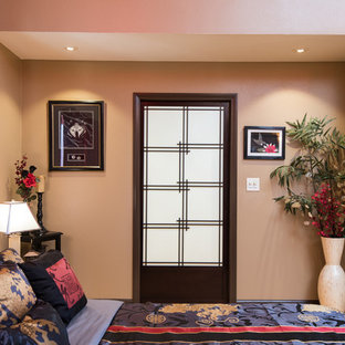 Idee per un'ampia camera matrimoniale etnica con pareti beige e pavimento in travertino