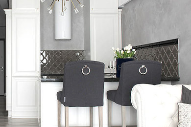 Идея дизайна: кухня-столовая среднего размера в стиле неоклассика (современная классика) с серебряными стенами, темным паркетным полом и коричневым полом без камина