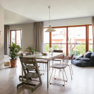 ベルリンの中サイズの北欧風 LDKの画像 (白い壁、淡色無垢フローリング)