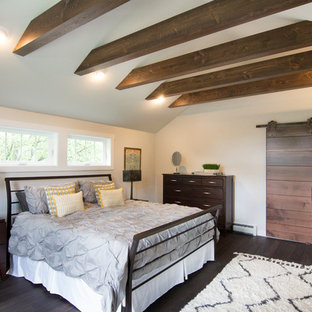 Idee per una camera matrimoniale etnica di medie dimensioni con pareti bianche e pavimento in bambù