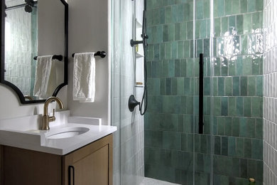 ワシントンD.C.にあるミッドセンチュリースタイルのおしゃれな浴室の写真