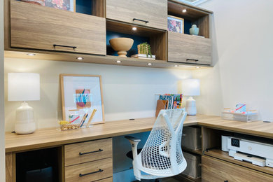 Example of a home office design in Hawaii