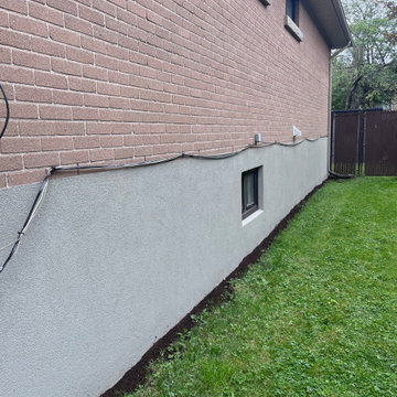 Pose de crépi d'acrylique sur une maison