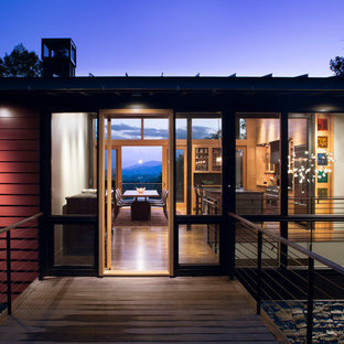 Создайте стильный интерьер: входная дверь среднего размера в современном стиле с паркетным полом среднего тона, поворотной входной дверью, входной дверью из светлого дерева, бежевыми стенами и коричневым полом - последний тренд