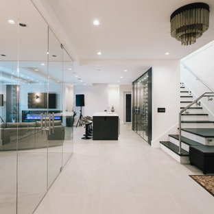 バンクーバーの大きいモダンスタイルのおしゃれな多目的ジム (白い壁、セラミックタイルの床、ベージュの床) の写真