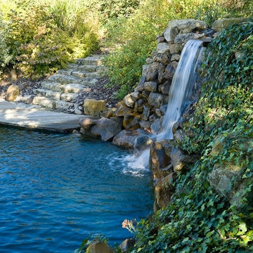 Grande cascade coulant du lagunage de la baignade naturelle