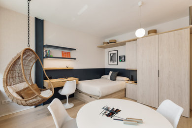 Foto de habitación de niño moderna grande con paredes beige, suelo de madera en tonos medios, suelo marrón y panelado