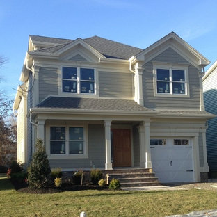 Idéer för ett mellanstort modernt grått trähus, med två våningar och mansardtak